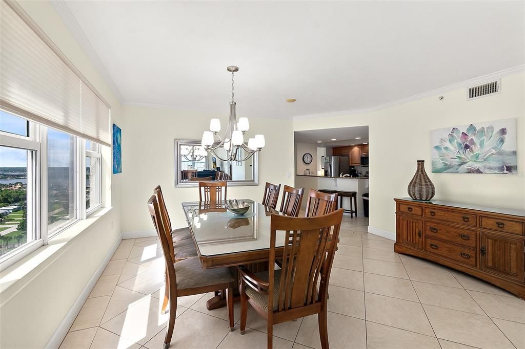 En Venta: $649,000 (3 camas, 3 baños, 2072 Pies cuadrados)