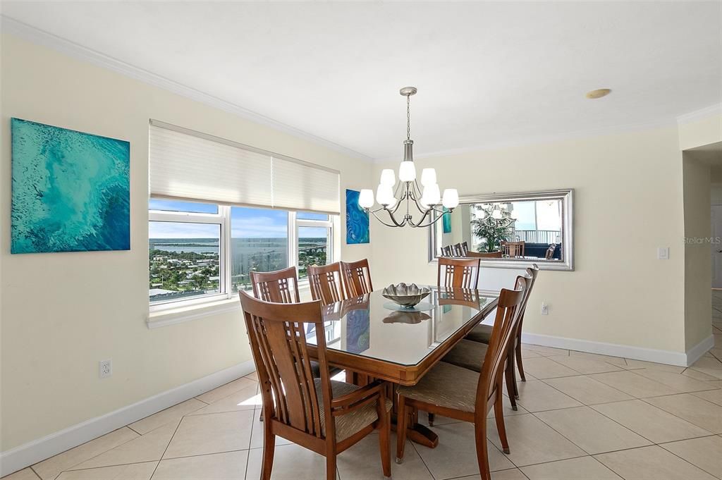 En Venta: $649,000 (3 camas, 3 baños, 2072 Pies cuadrados)