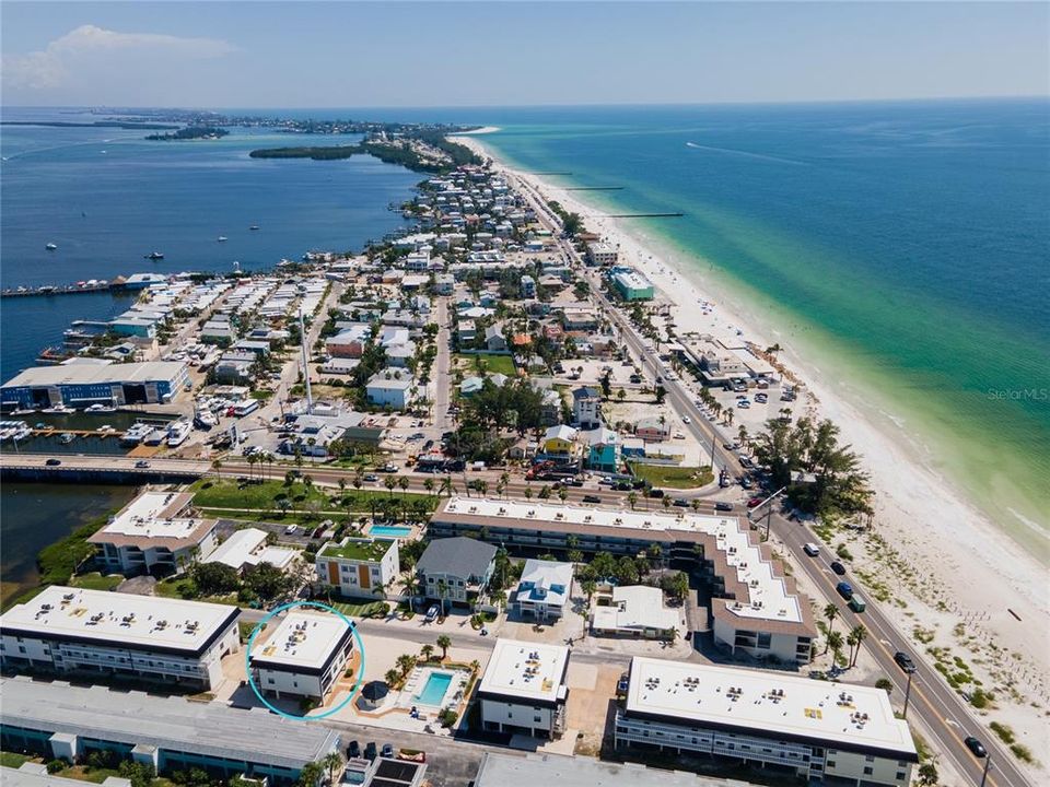 For Sale: $489,999 (2 beds, 2 baths, 1122 Square Feet)