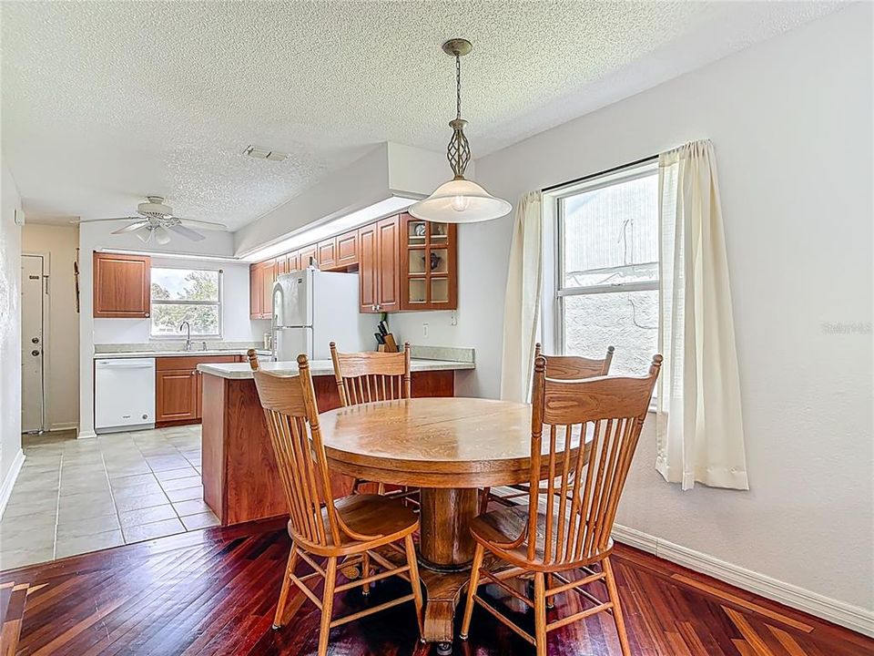 На продажу: $335,000 (3 спален, 2 ванн, 1608 Квадратных фут)