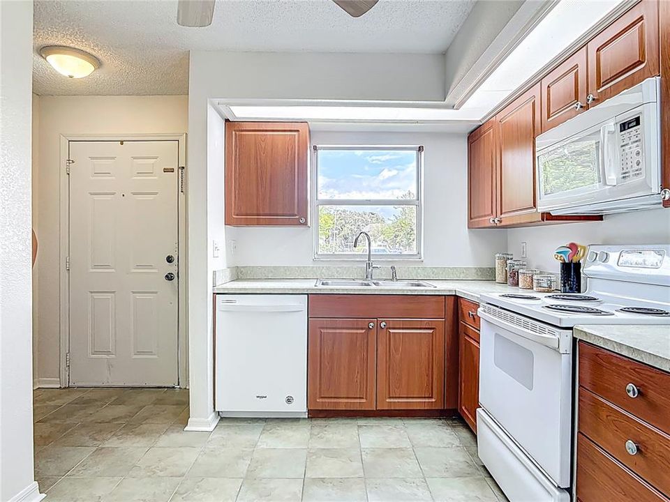 На продажу: $335,000 (3 спален, 2 ванн, 1608 Квадратных фут)