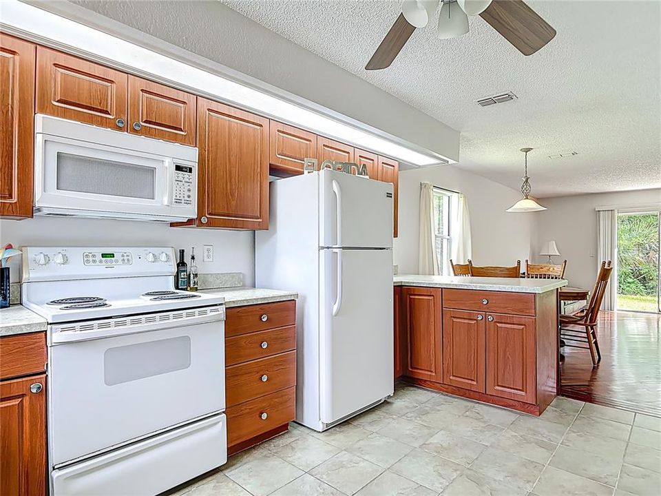 На продажу: $335,000 (3 спален, 2 ванн, 1608 Квадратных фут)