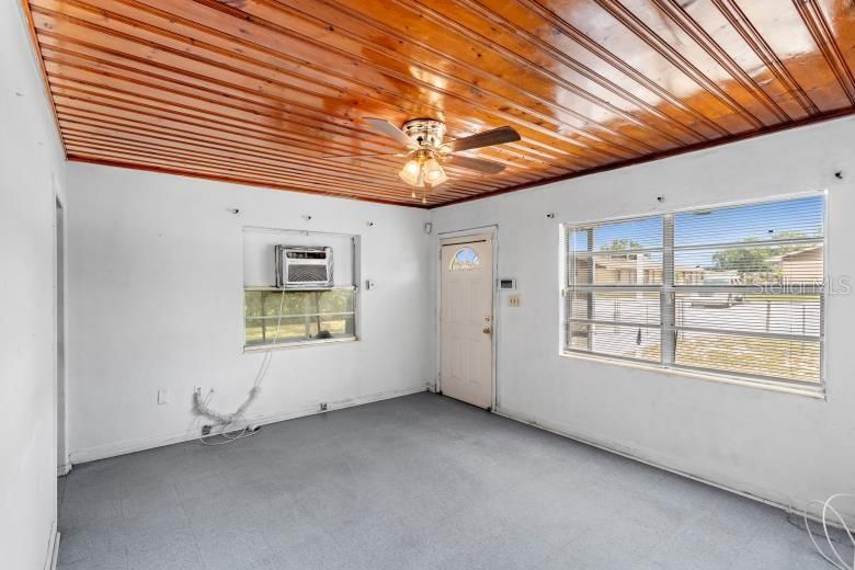 Под контрактом: $253,999 (8 спален, 0 ванн, 1560 Квадратных фут)