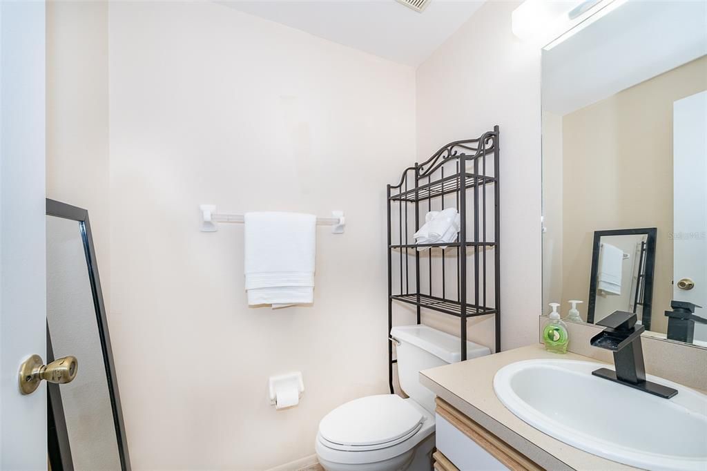 Active With Contract: $1,650 (1 beds, 1 baths, 793 Square Feet)