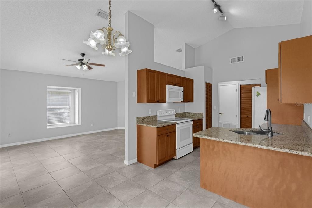 Под контрактом: $355,000 (3 спален, 2 ванн, 1315 Квадратных фут)