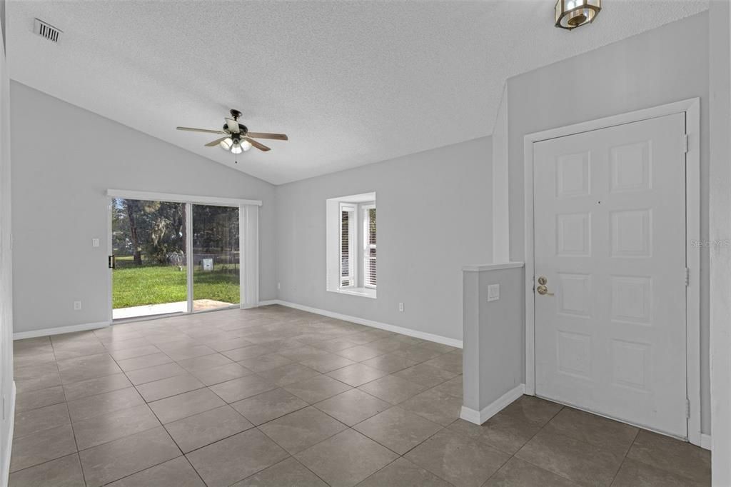 Под контрактом: $355,000 (3 спален, 2 ванн, 1315 Квадратных фут)