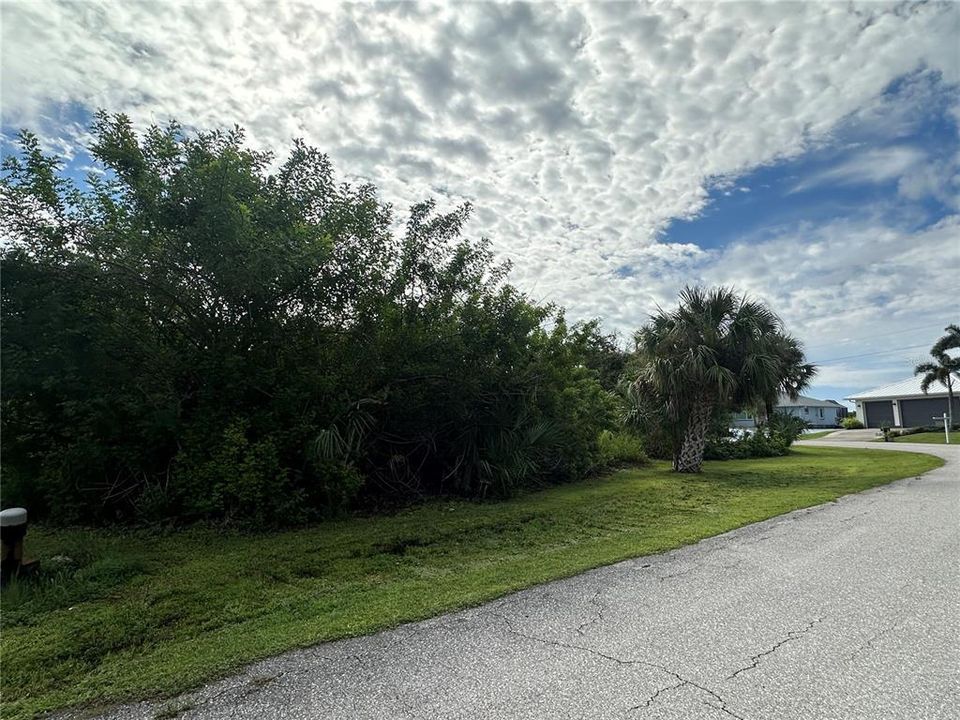 Под контрактом: $28,000 (0.23 acres)