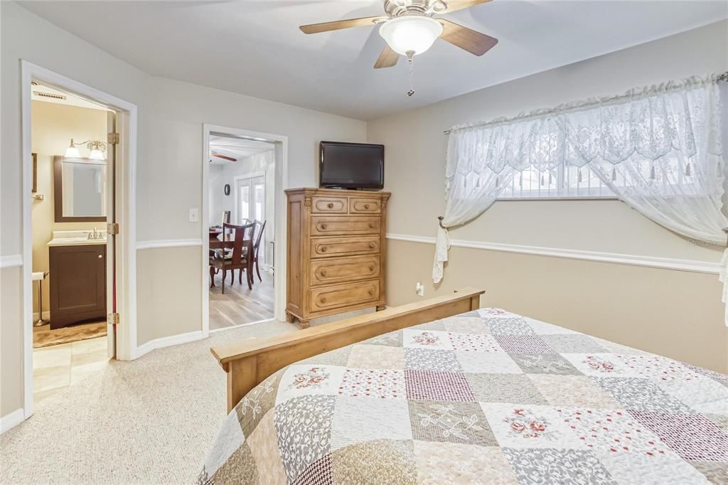 For Sale: $385,000 (3 beds, 2 baths, 1564 Square Feet)