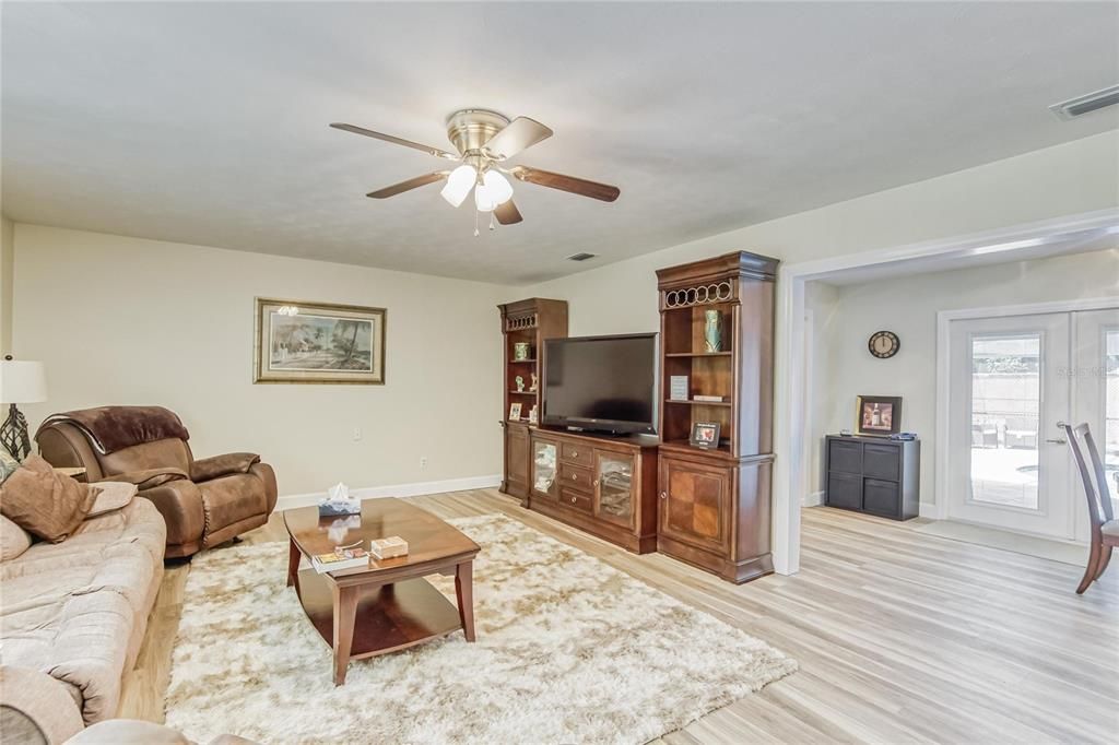 For Sale: $385,000 (3 beds, 2 baths, 1564 Square Feet)