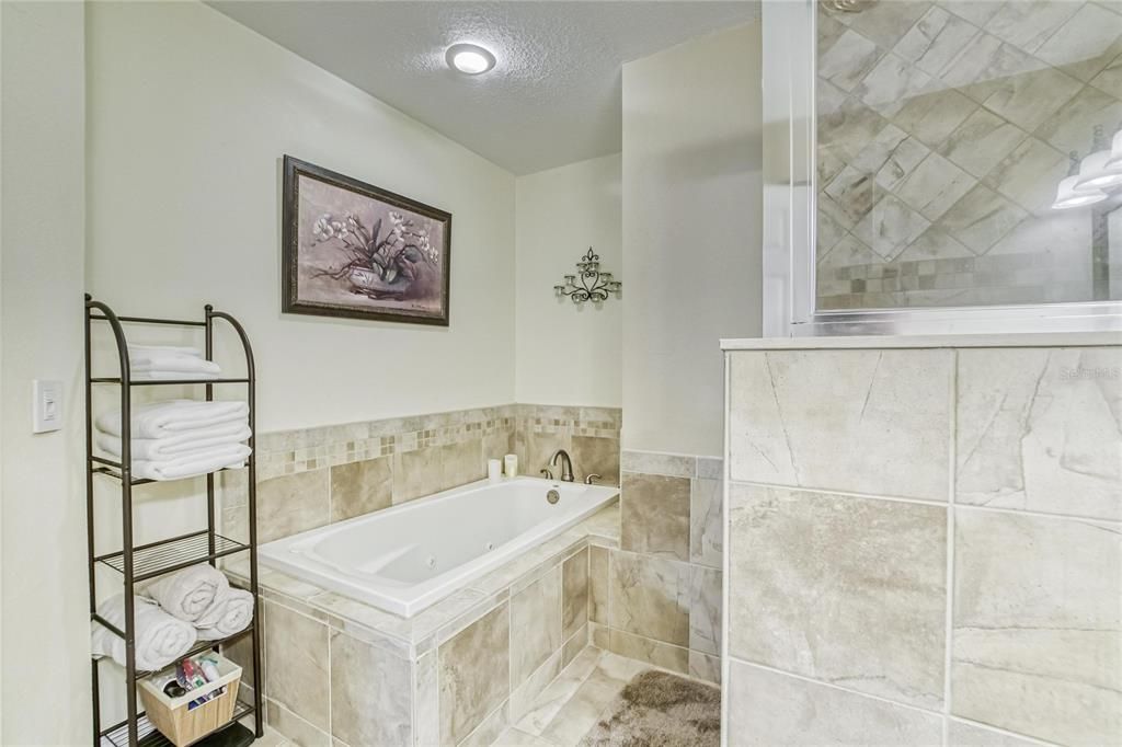 For Sale: $385,000 (3 beds, 2 baths, 1564 Square Feet)