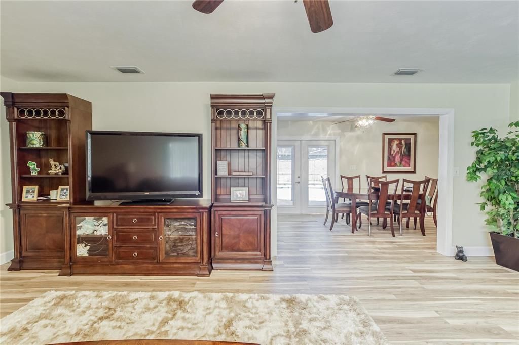 For Sale: $385,000 (3 beds, 2 baths, 1564 Square Feet)