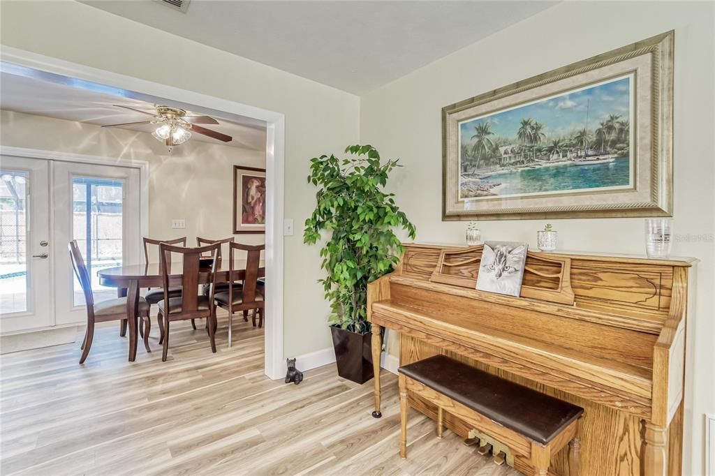 For Sale: $385,000 (3 beds, 2 baths, 1564 Square Feet)