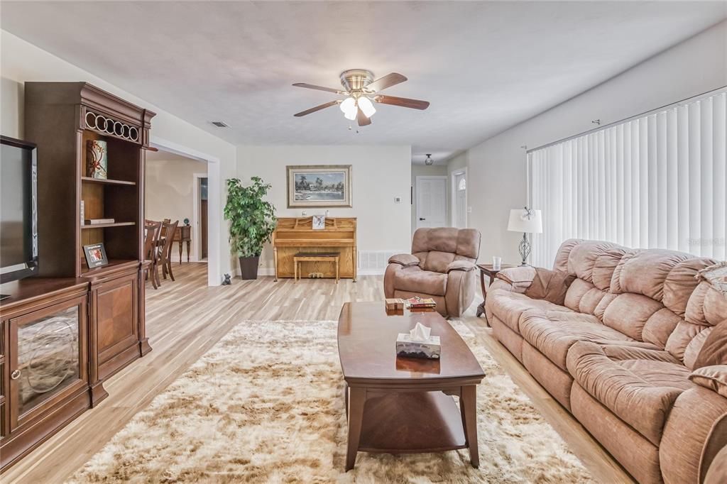 For Sale: $385,000 (3 beds, 2 baths, 1564 Square Feet)