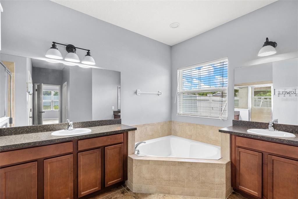 待售: $470,000 (4 贝兹, 2 浴室, 2498 平方英尺)