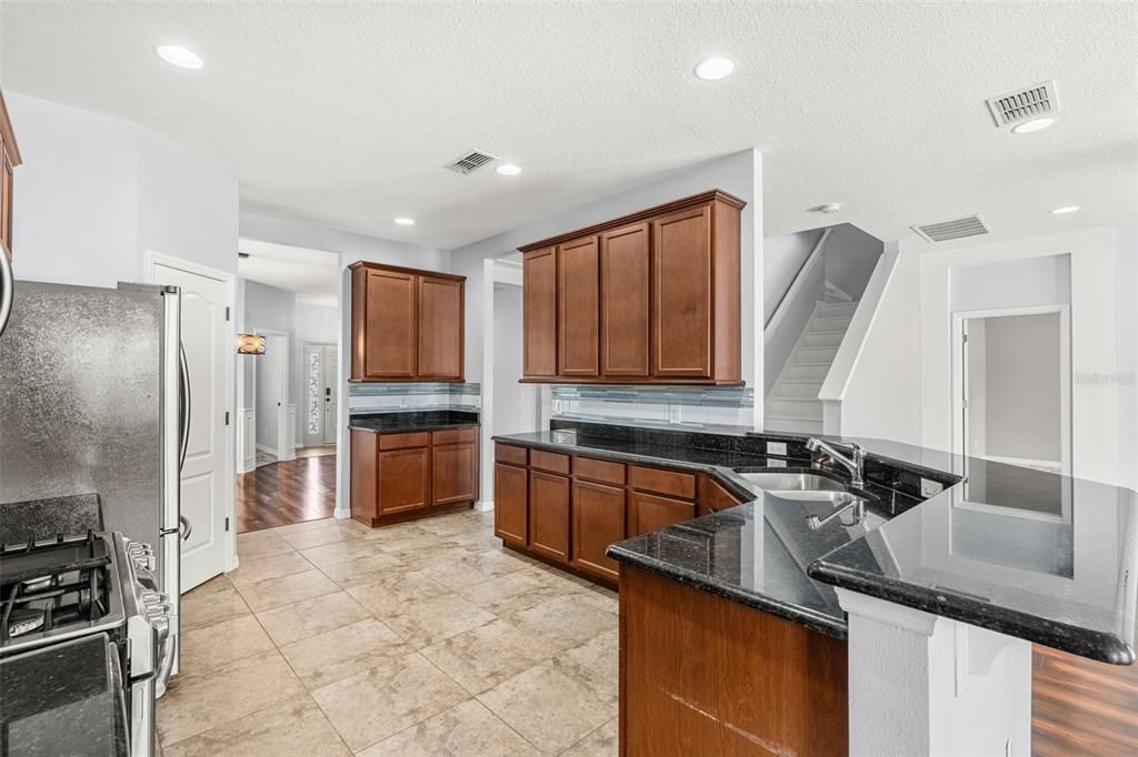 待售: $470,000 (4 贝兹, 2 浴室, 2498 平方英尺)