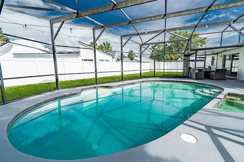 Active With Contract: $299,500 (2 beds, 1 baths, 910 Square Feet)