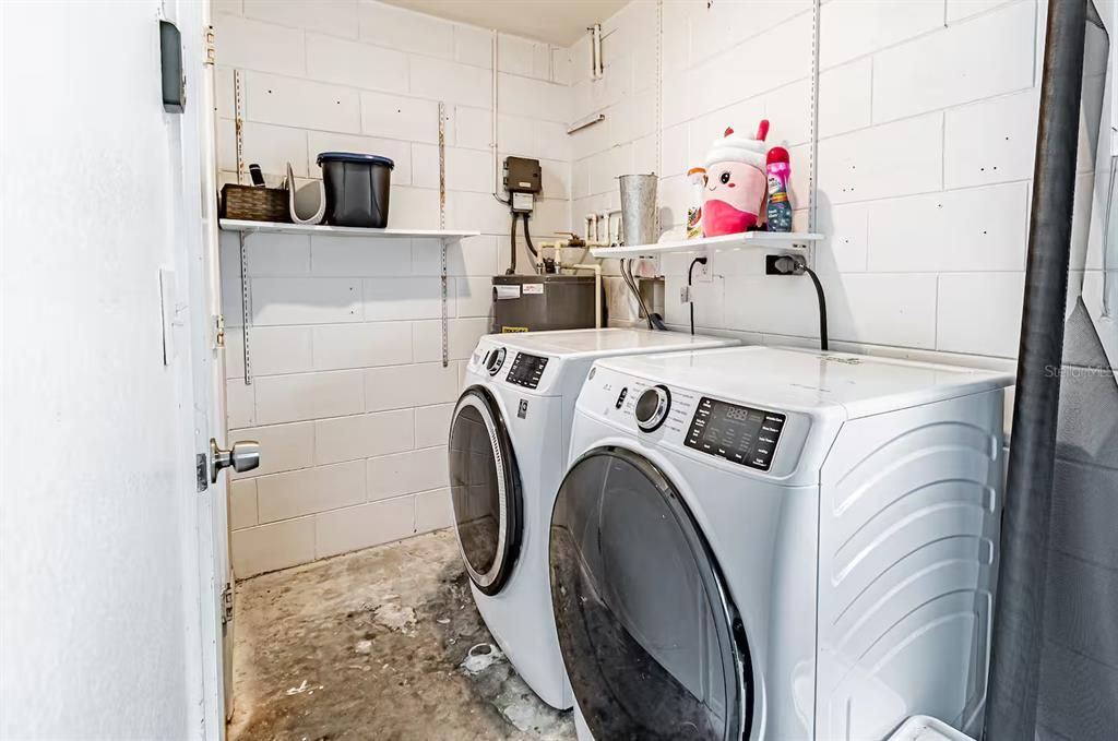 Active With Contract: $299,500 (2 beds, 1 baths, 910 Square Feet)