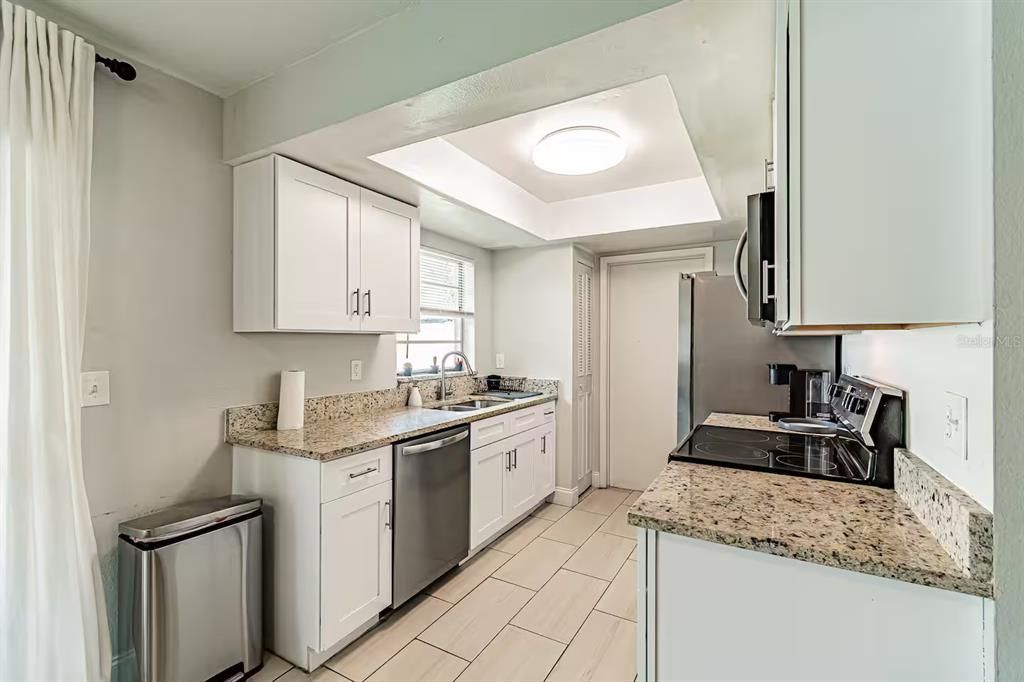 Active With Contract: $299,500 (2 beds, 1 baths, 910 Square Feet)