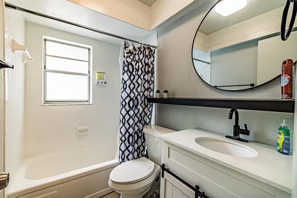 Active With Contract: $299,500 (2 beds, 1 baths, 910 Square Feet)