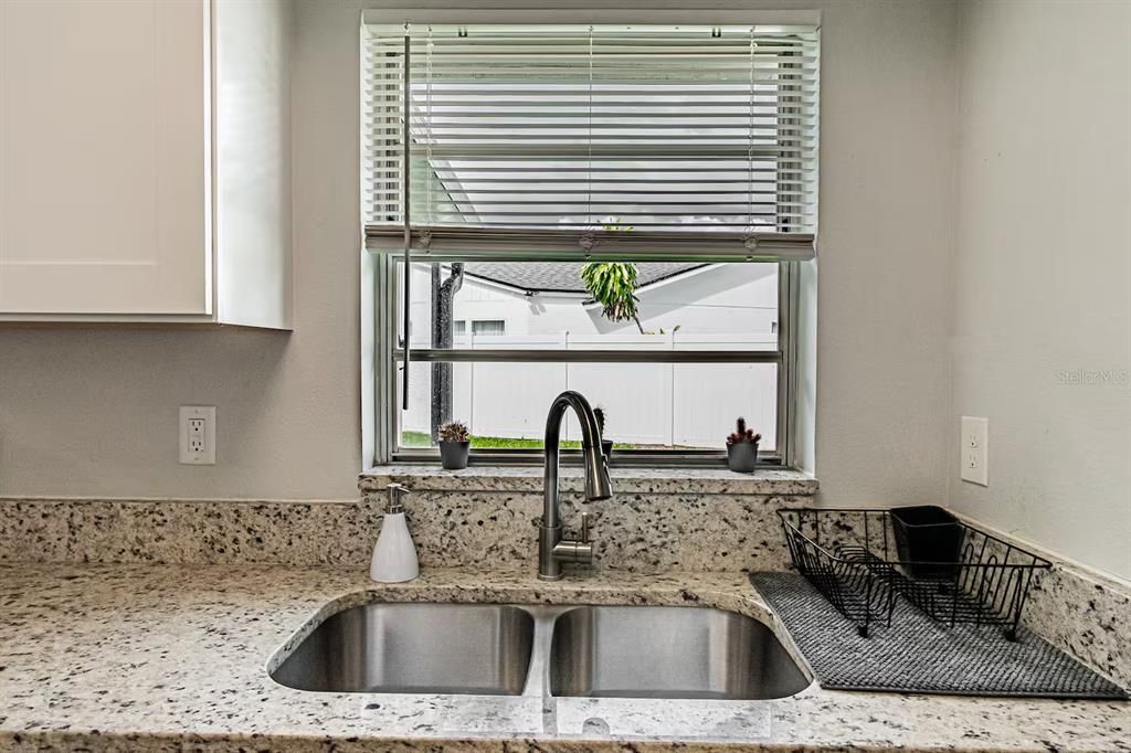 Active With Contract: $299,500 (2 beds, 1 baths, 910 Square Feet)