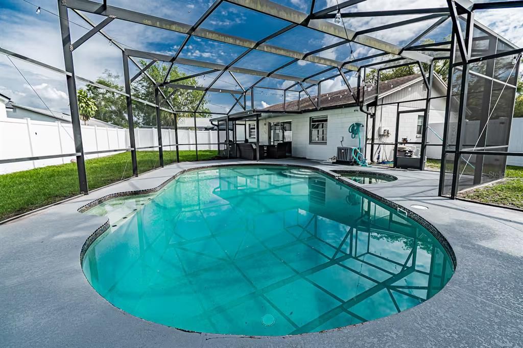 Active With Contract: $299,500 (2 beds, 1 baths, 910 Square Feet)