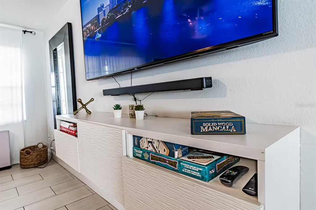 Active With Contract: $299,500 (2 beds, 1 baths, 910 Square Feet)