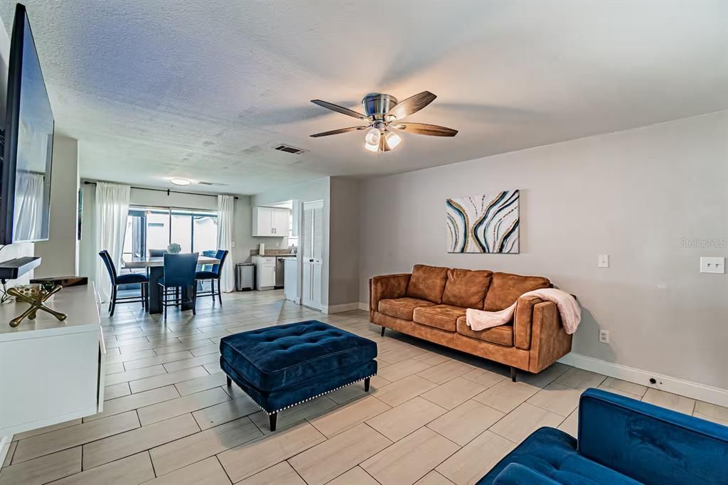 Active With Contract: $299,500 (2 beds, 1 baths, 910 Square Feet)