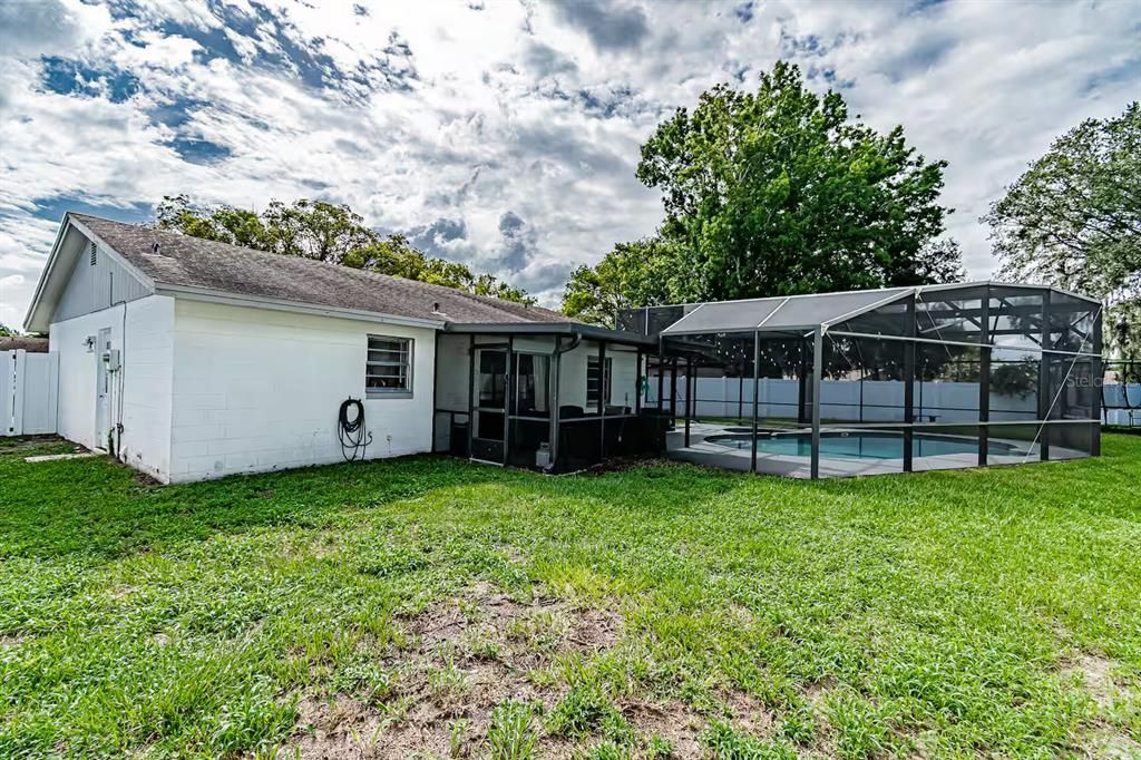 Active With Contract: $299,500 (2 beds, 1 baths, 910 Square Feet)