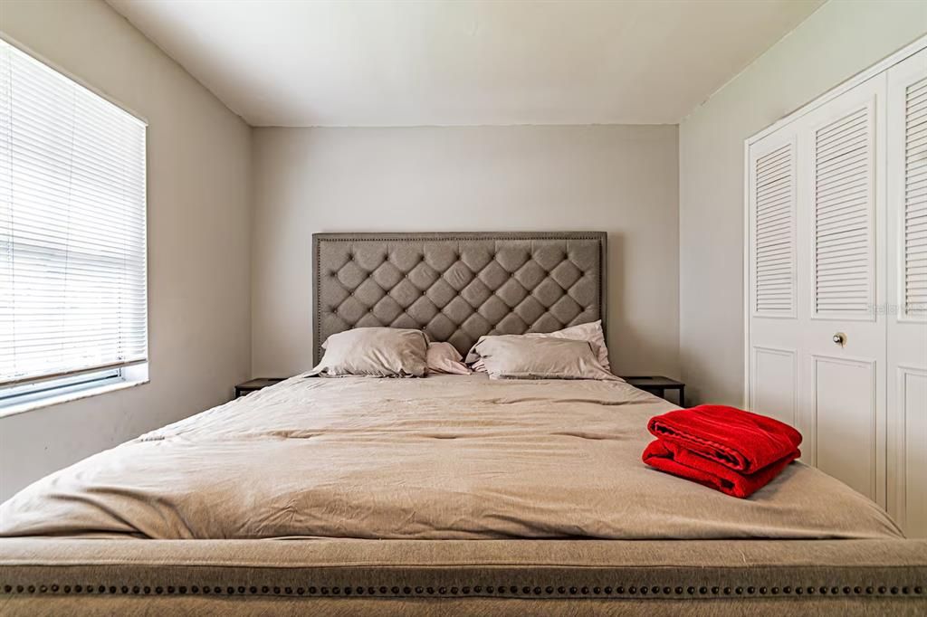 Active With Contract: $299,500 (2 beds, 1 baths, 910 Square Feet)