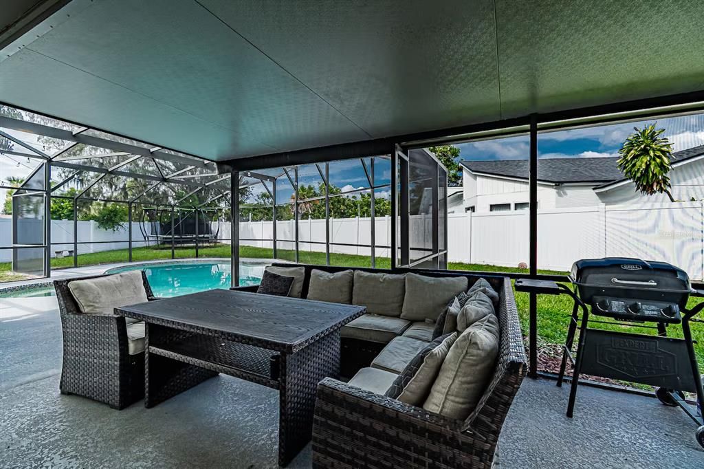 Active With Contract: $299,500 (2 beds, 1 baths, 910 Square Feet)