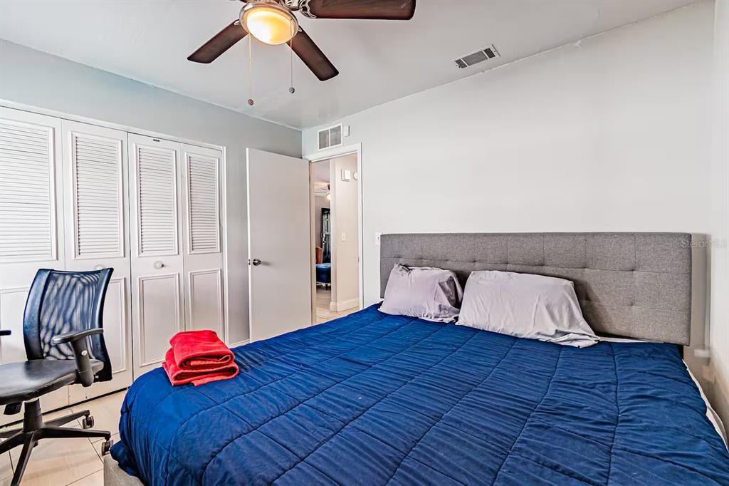 Active With Contract: $299,500 (2 beds, 1 baths, 910 Square Feet)