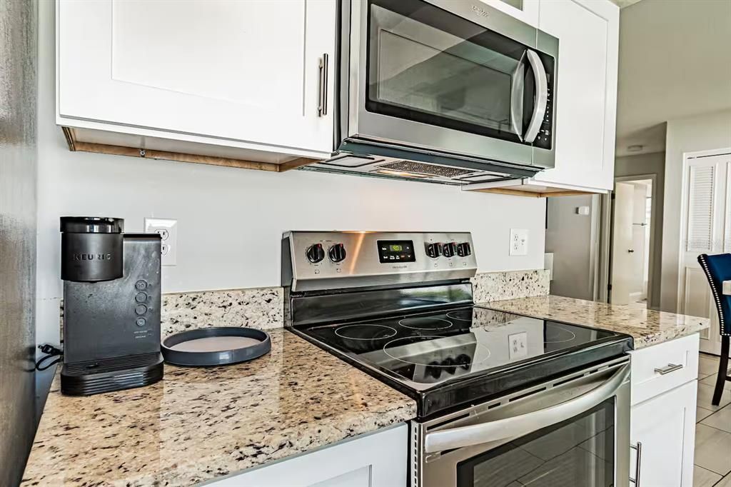 Active With Contract: $299,500 (2 beds, 1 baths, 910 Square Feet)