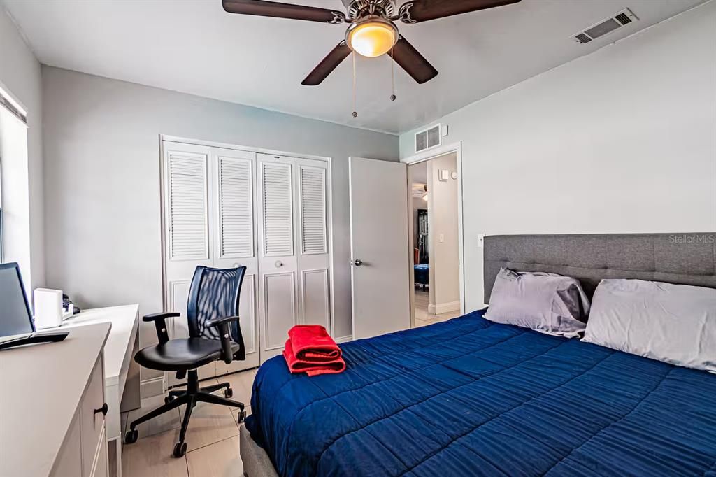 Active With Contract: $299,500 (2 beds, 1 baths, 910 Square Feet)