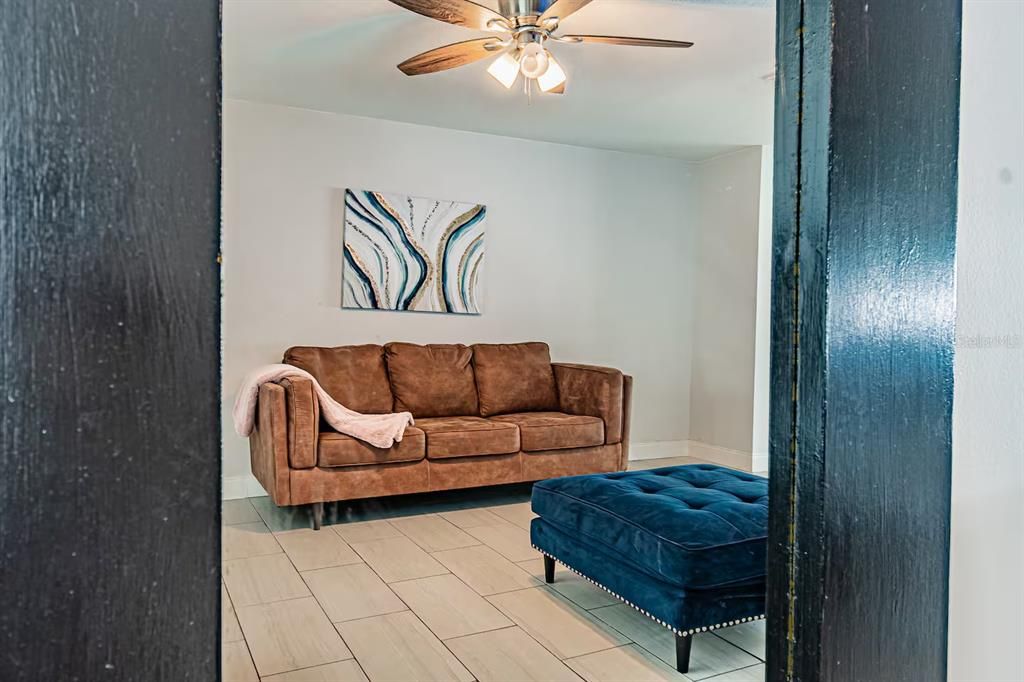 Active With Contract: $299,500 (2 beds, 1 baths, 910 Square Feet)