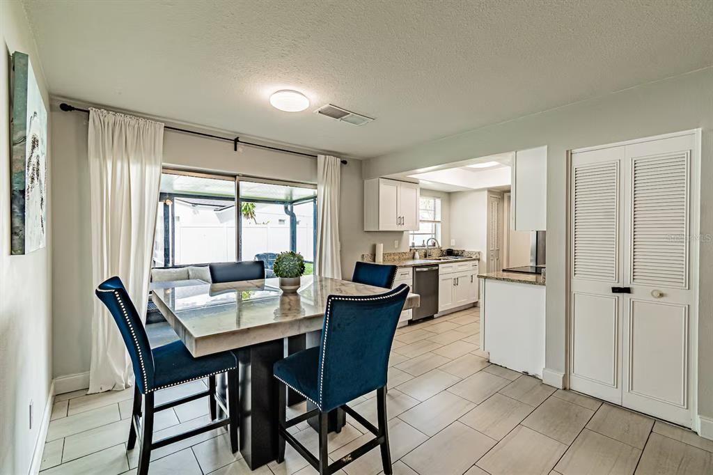 Active With Contract: $299,500 (2 beds, 1 baths, 910 Square Feet)