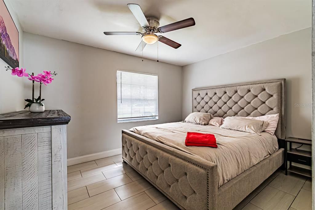 Active With Contract: $299,500 (2 beds, 1 baths, 910 Square Feet)