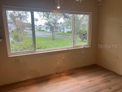 合同活跃: $65,000 (1 贝兹, 1 浴室, 555 平方英尺)