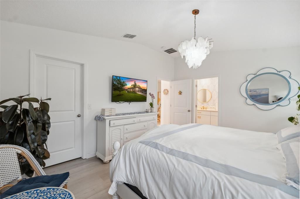 合同活跃: $249,900 (3 贝兹, 2 浴室, 1495 平方英尺)