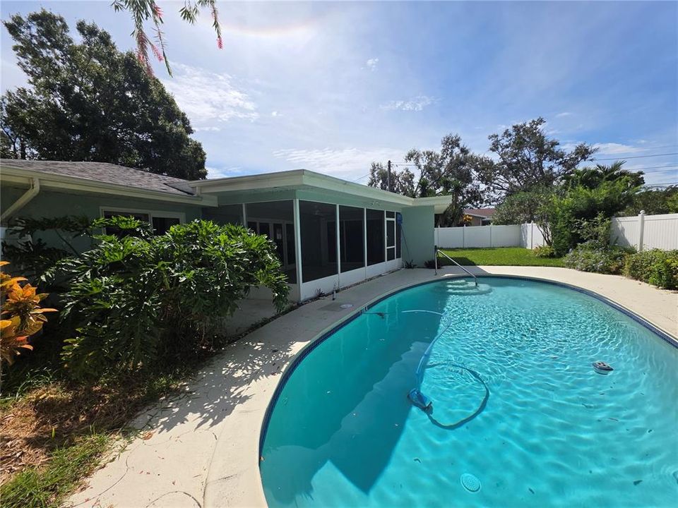 For Rent: $3,795 (3 beds, 2 baths, 1787 Square Feet)