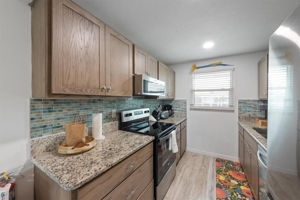 待售: $850,000 (2 贝兹, 2 浴室, 925 平方英尺)