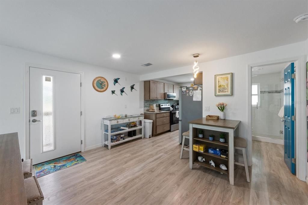 待售: $850,000 (2 贝兹, 2 浴室, 925 平方英尺)