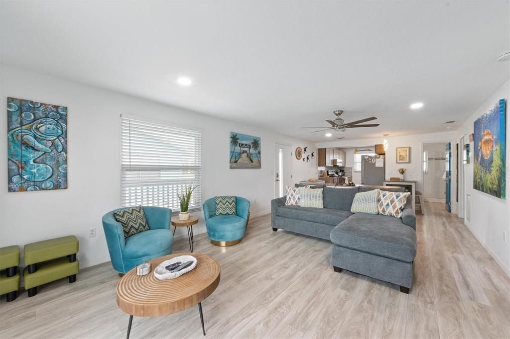 待售: $850,000 (2 贝兹, 2 浴室, 925 平方英尺)