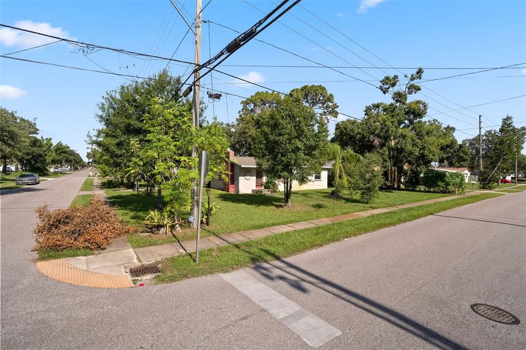 Active With Contract: $2,000 (3 beds, 1 baths, 1012 Square Feet)