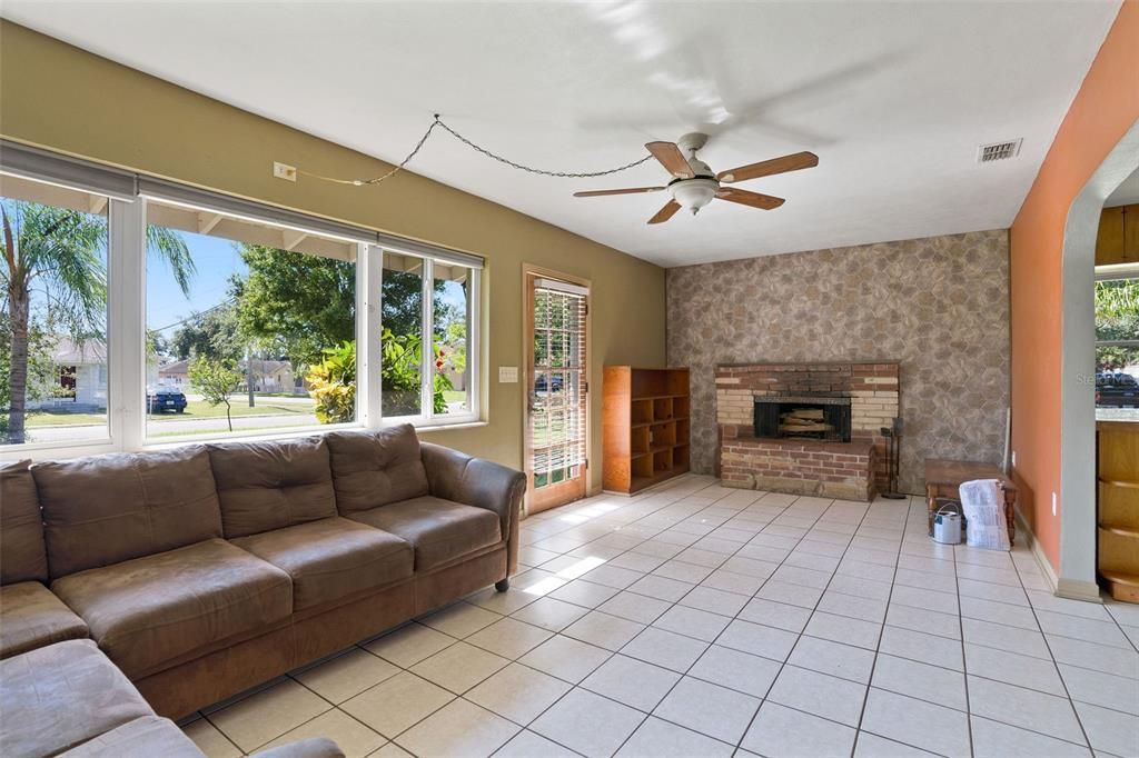 Active With Contract: $2,000 (3 beds, 1 baths, 1012 Square Feet)