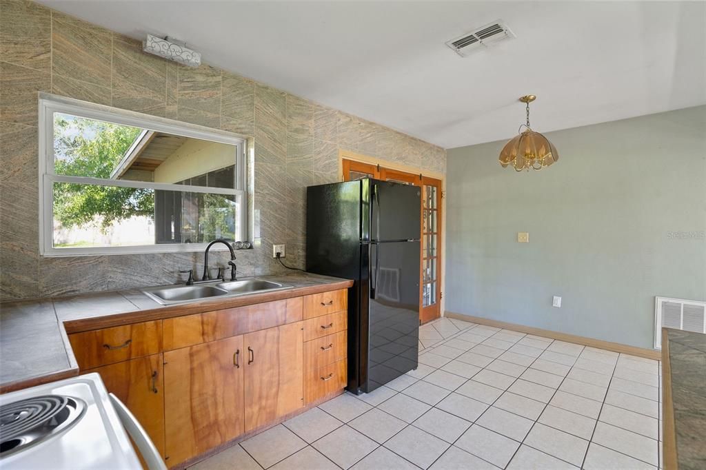 Active With Contract: $2,000 (3 beds, 1 baths, 1012 Square Feet)