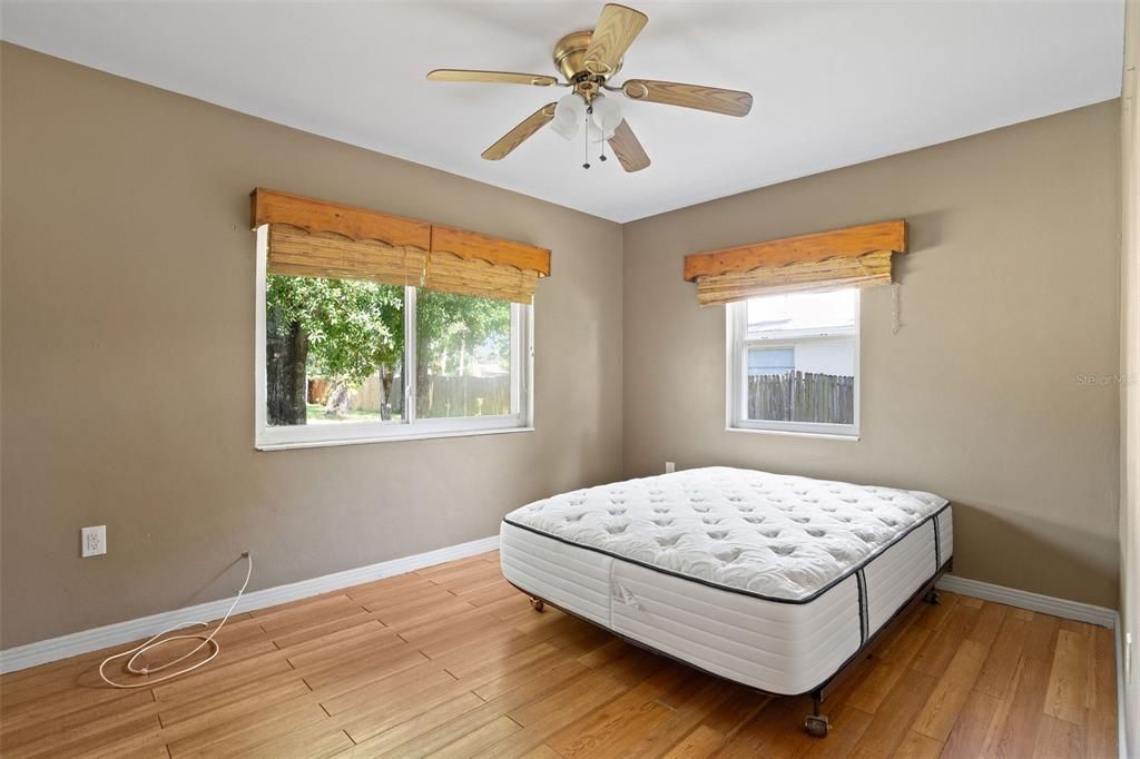 Active With Contract: $2,000 (3 beds, 1 baths, 1012 Square Feet)