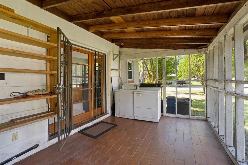 Active With Contract: $2,000 (3 beds, 1 baths, 1012 Square Feet)