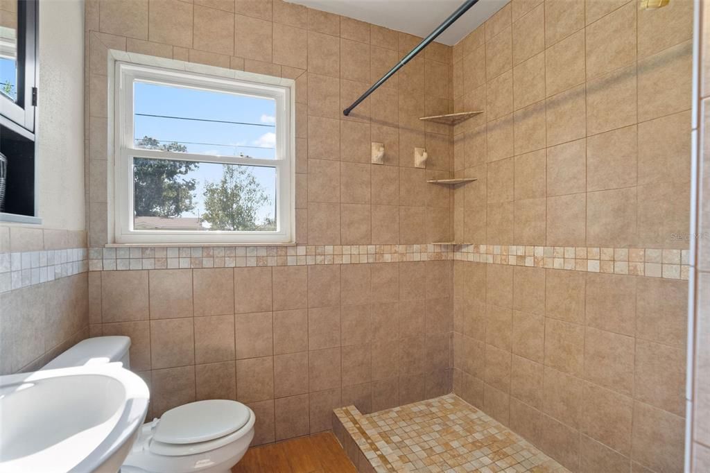 Active With Contract: $2,000 (3 beds, 1 baths, 1012 Square Feet)