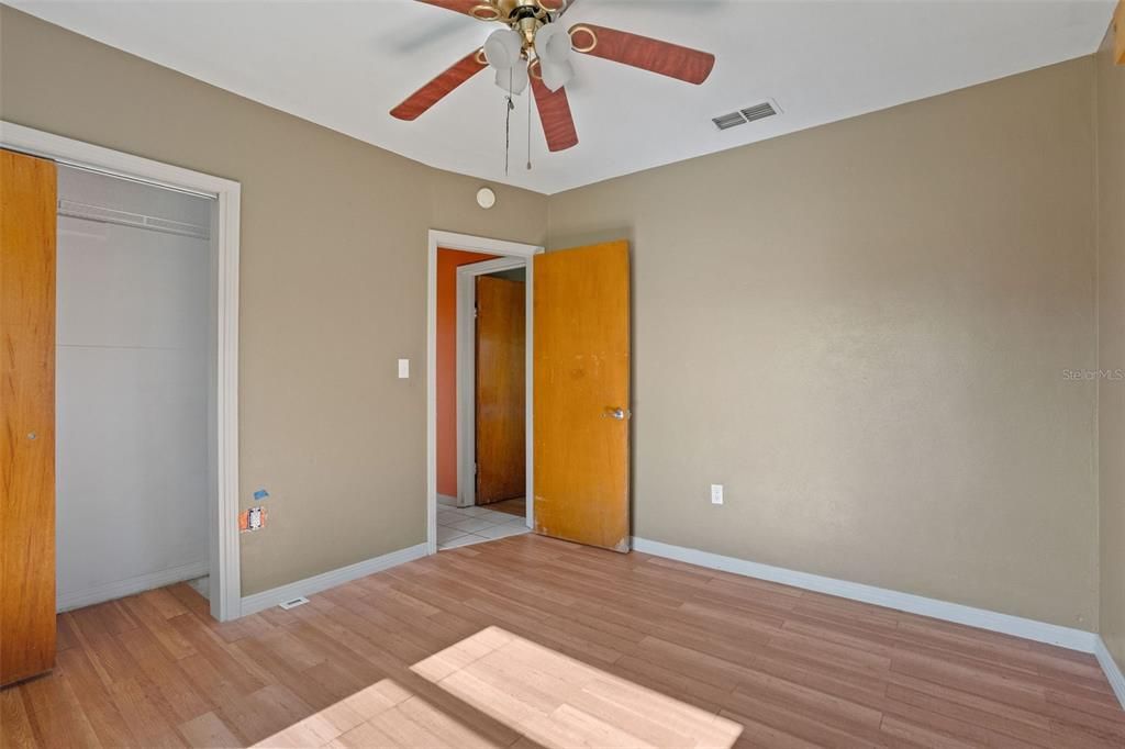 Active With Contract: $2,000 (3 beds, 1 baths, 1012 Square Feet)