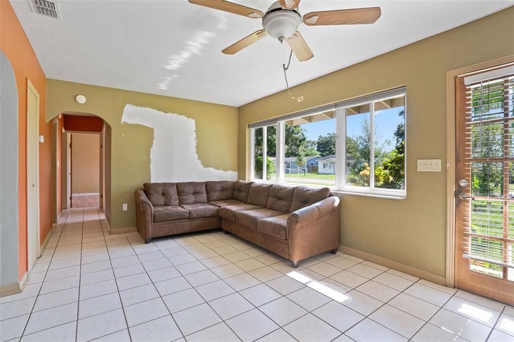 Active With Contract: $2,000 (3 beds, 1 baths, 1012 Square Feet)